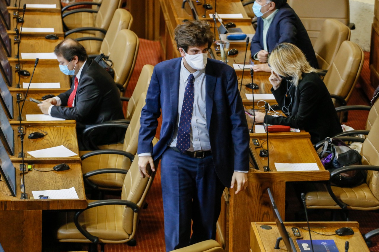 Diputado Diego Schalper vota a favor del proyecto que suspende cuotas de créditos para la educación Es sin duda necesario 2