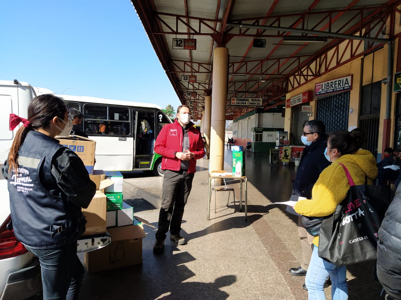 Gobierno entregó kits de sanitización a líneas de taxis colectivos de Colchagua 1