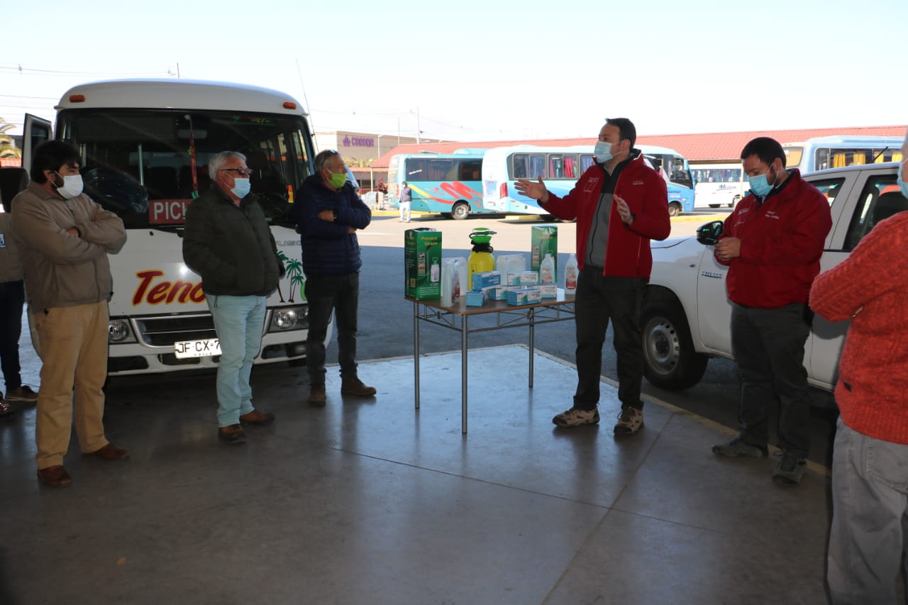 Gobierno entregó kits de sanitización a líneas de taxis colectivos de Colchagua 3