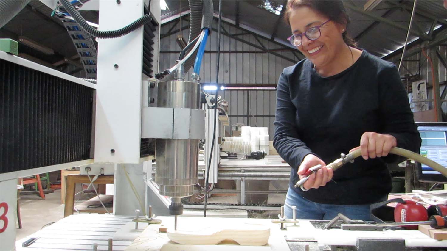 Chilena crea zapatos ecológicos con base de madera que une culturas mundiales