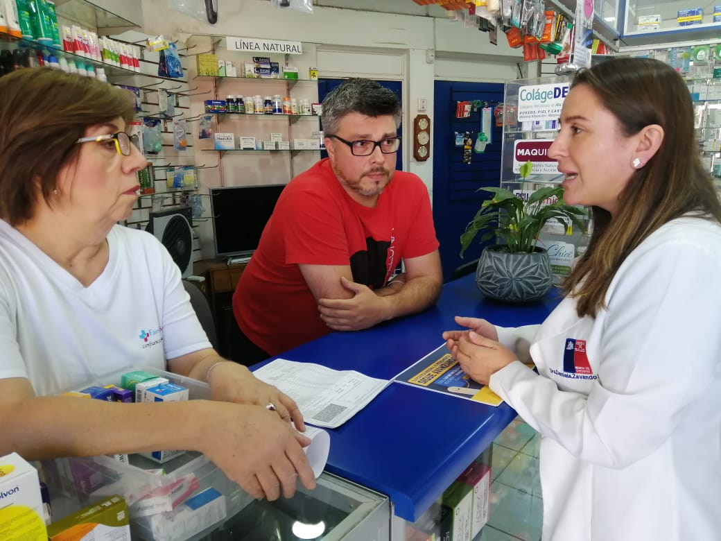 Seremi de Salud difunde en farmacias de barrio beneficios de la Ley Cenabast 2