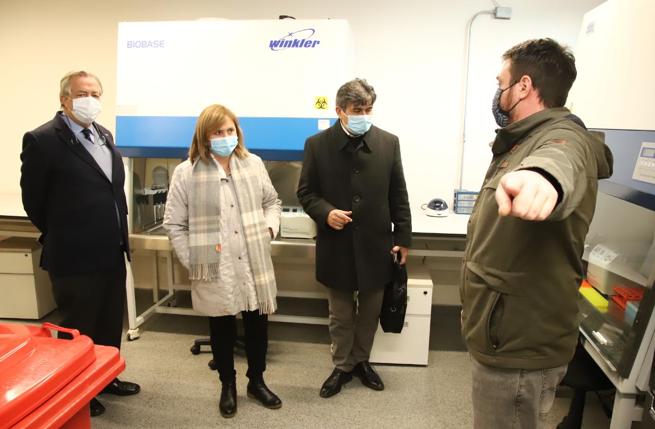 Intendenta Cofré visita laboratorio de la UOH que comenzará a procesar exámenes PCR