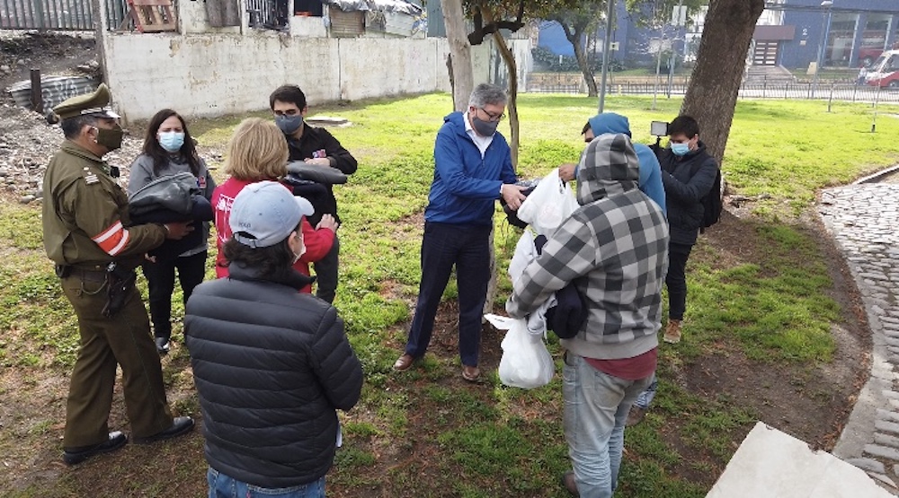 Entregan abrigos y kit de alimentos e higiene a personas en situación de calle de Rancagua