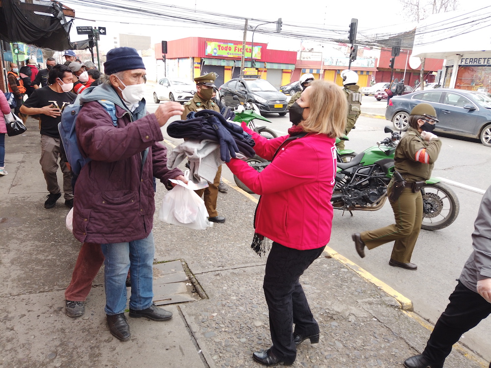 Entregan abrigos y kit de alimentos e higiene a personas en situación de calle de Rancagua 2