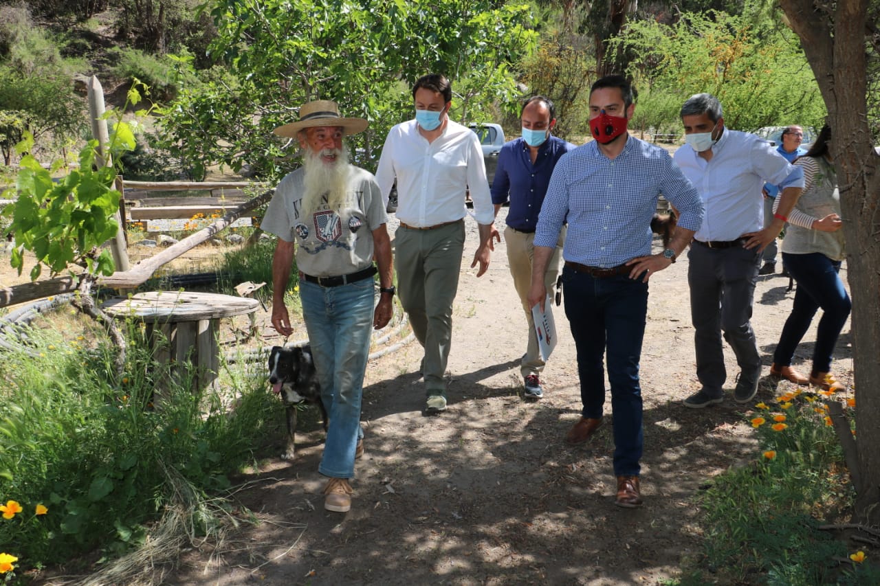 Gobernador de Colchagua y Seremi de Bienes Nacionales entregan su título de dominio a El Ñaño 2