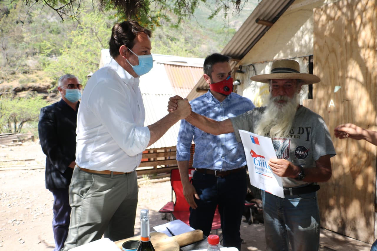 Gobernador de Colchagua y Seremi de Bienes Nacionales entregan su título de dominio a El Ñaño a