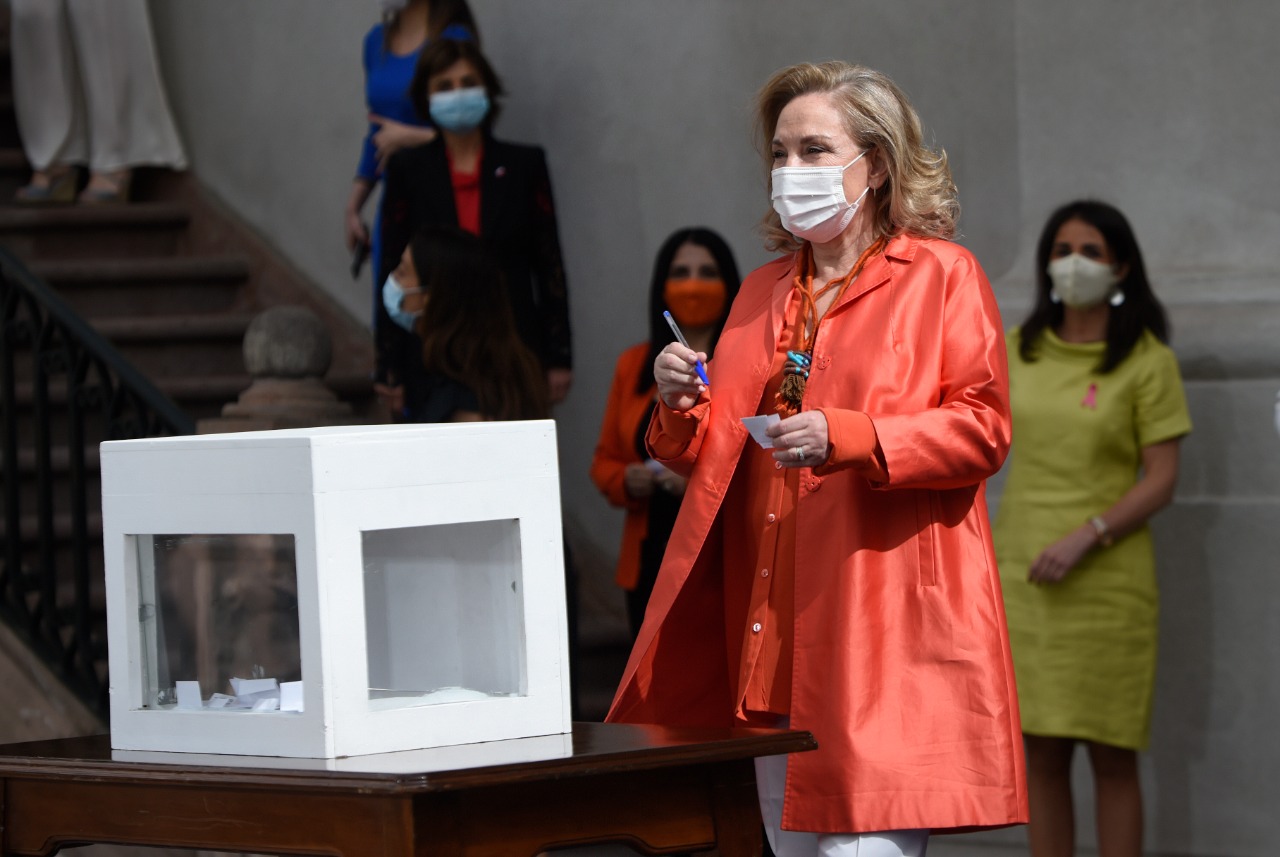 Primera Dama lidera llamado a mujeres a sufragar en el plebiscito Queremos que una vez más sea la unidad entre nosotras la que nos congregue y movilice a votar con respeto y paz