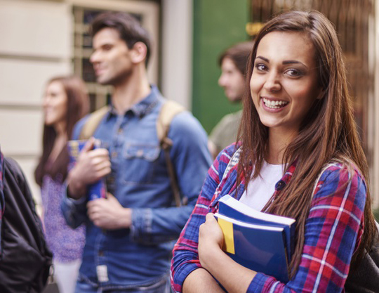 estudiante sosteniendo sus libros 329181 8412