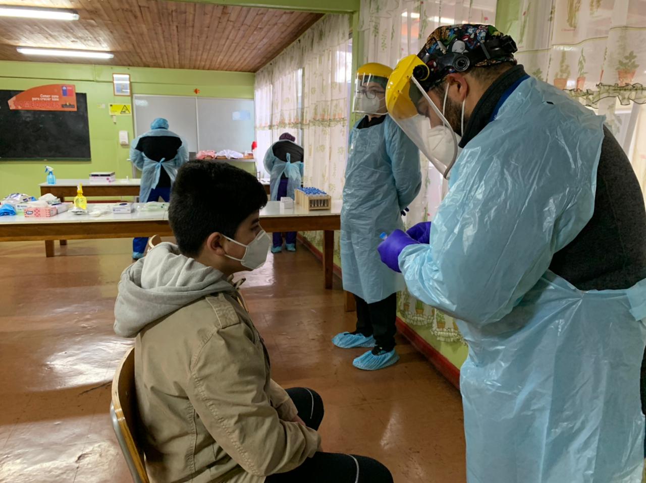 COMIENZAN OPERATIVOS DE BÚSQUEDA ACTIVA DE CASOS BAC EN COLEGIOS DE LA REGIÓN MEDIANTE NUEVO TEST DE ANTÍGENO NO INVASIVO PARA ESTUDIANTES 2