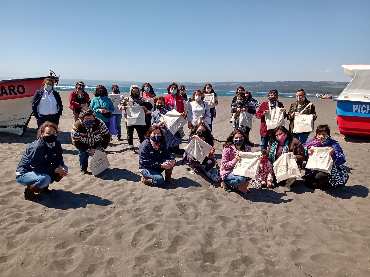 PRODEMU HIZO POSITIVO BALANCE ACOMPAÑANDO A 63.726 MUJERES EN PANDEMIA MUJERES DE LA PESCA DE PICHILEMU RECIBIERON KIT DE CONECTIVIDAD DIGITAL