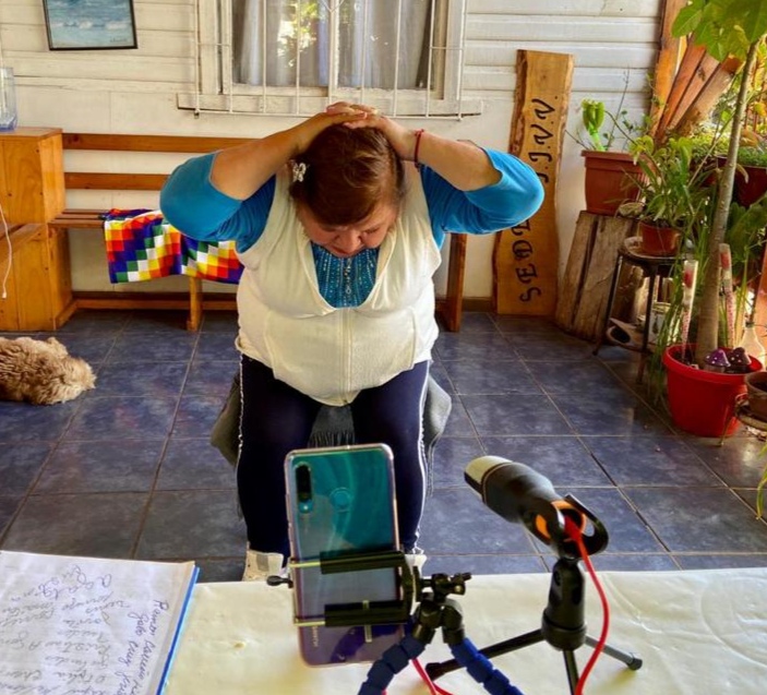 PROFESORA DE LA TERCERA EDAD LA ROMPE EN LOS TALLERES DEPORTIVOS ONLINE 2