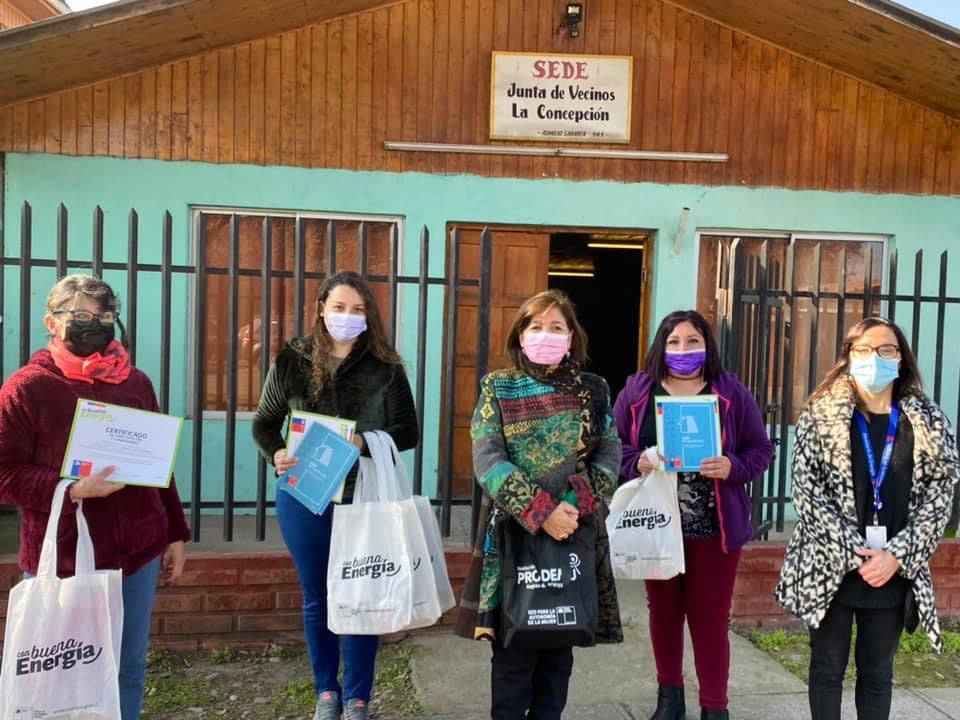 MUJERES DE TALLERES DE FORMACIÓN Y EMPRENDIMIENTO DE PRODEMU RECIBIERON AMPOLLETAS LED PARA AHORRAR EN LAS CUENTAS DE LA LUZ prodemu