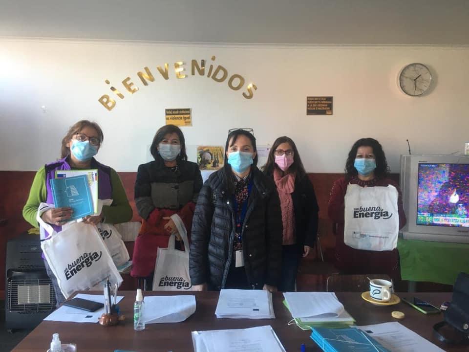 MUJERES DE TALLERES DE FORMACIÓN Y EMPRENDIMIENTO DE PRODEMU RECIBIERON AMPOLLETAS LED PARA AHORRAR EN LAS CUENTAS DE LA LUZ prodemu 2
