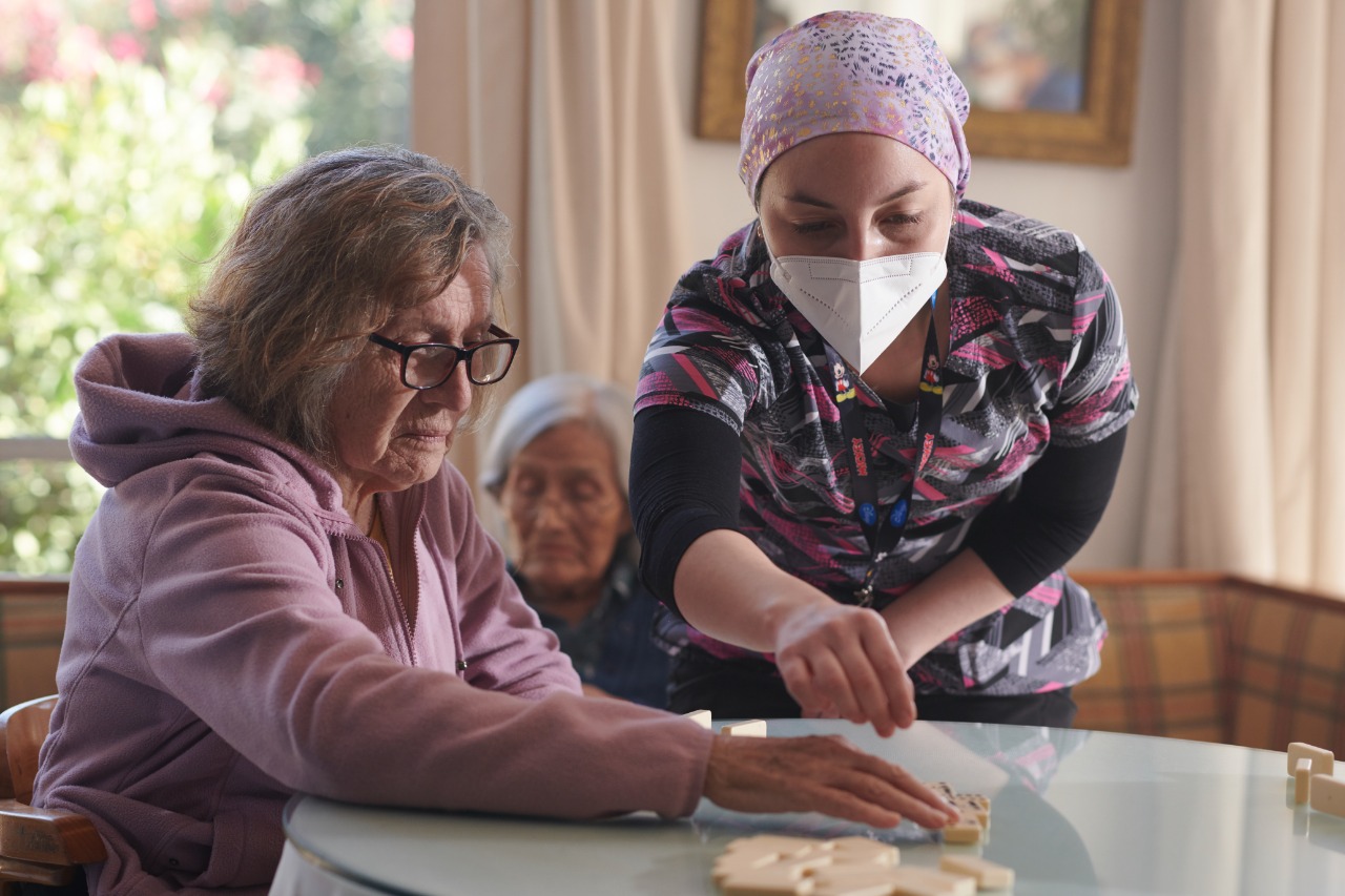 Esperanza Saldaña Terapeuta Ocupacional de Fundación San Vicente de Paul El maltrato a un adulto mayor puede ser sutil e incluso aceptado socialmente