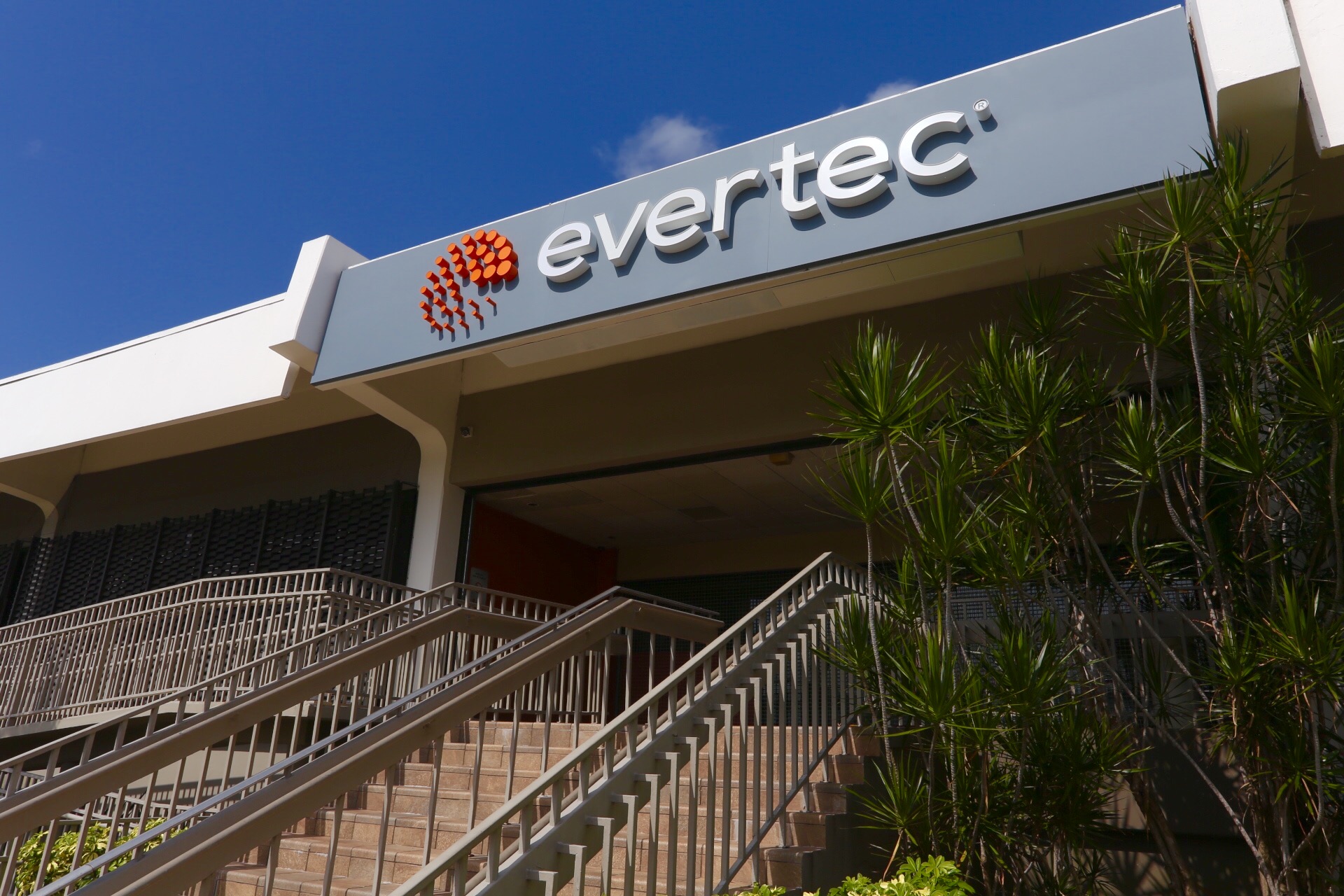 EVERTEC FACILIDADES DE SU SEDE con nuevo logo 2