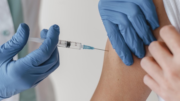 Grupo de científicos advierten que el fin de la pandemia no llegará únicamente con la vacunación2