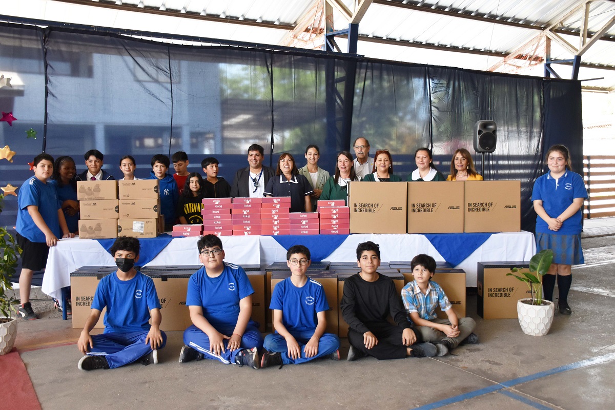 SLEP COLCHAGUA ENTREGÓ EQUIPAMIENTO TECNOLÓGICO A COLEGIO VILLA CENTINELA EN EL DÍA DE LA EDUCACIÓN PÚBLICA