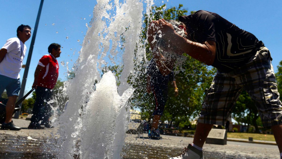 CÓDIGO ROJO ESPECIALISTAS EN SALUD ENTREGA RECOMENDACIONES PARA SORTEAR CON ÉXITO LAS ALTAS TEMPERATURAS