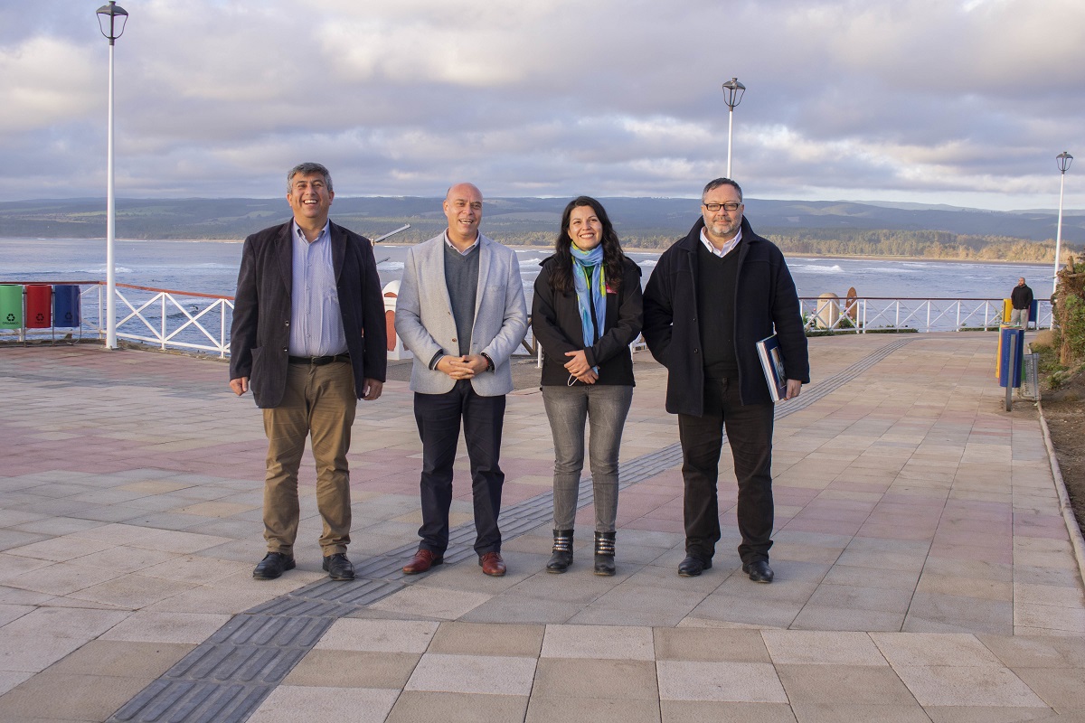 SUBSECRETARIO DE OBRAS PÚBLICAS VISITÓ EMBLEMÁTICAS OBRAS DE EDIFICACIÓN E INFRAESTRUCTURA PÚBLICA DURANTE SU VISITA A LA REGIÓN 7. Autoridades inspeccionan término obra borde costero Pichlemu