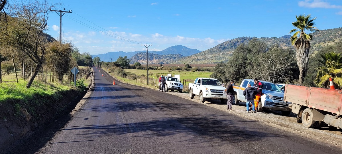 SEREMI MOP OHIGGINS Y ALCALDE DE CHÉPICA INSPECCIONARON AVANCES DE PAVIMENTACIÓN DE CAMINOS RURALES 1