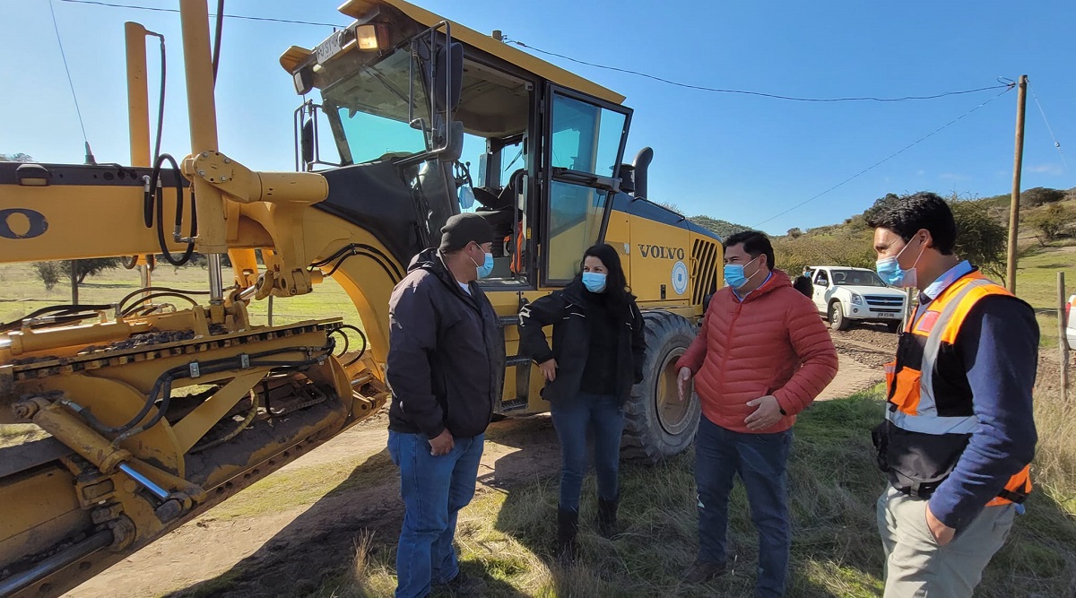 SEREMI MOP OHIGGINS Y ALCALDE DE CHÉPICA INSPECCIONARON AVANCES DE PAVIMENTACIÓN DE CAMINOS RURALES 2