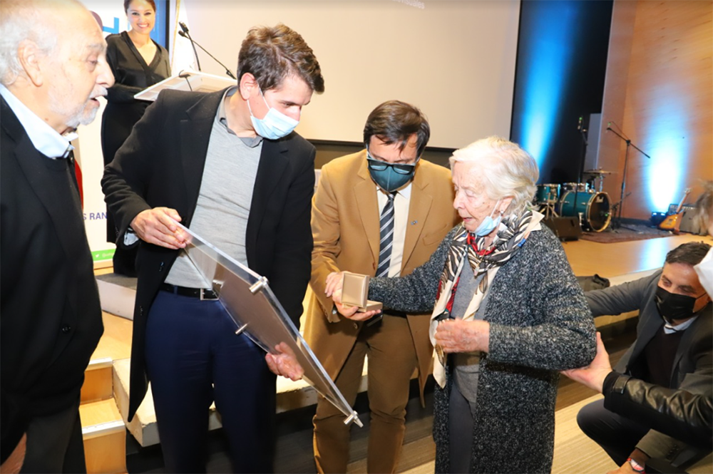 DELFINA GUZMÁN Y GONZALO JUSTINIANO RECIBIERON PREMIO ESPIGA DE ORO 2022 1