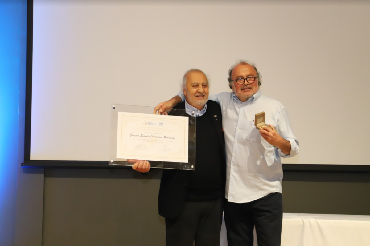 DELFINA GUZMÁN Y GONZALO JUSTINIANO RECIBIERON PREMIO ESPIGA DE ORO 2022 2