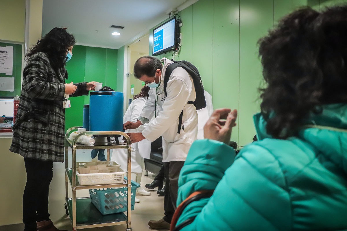 VOLUNTARIOS ACOGEN CON DESAYUNOS A PACIENTES MIENTRAS ESPERAN SU ATENCIÓN EN EL HRLBO