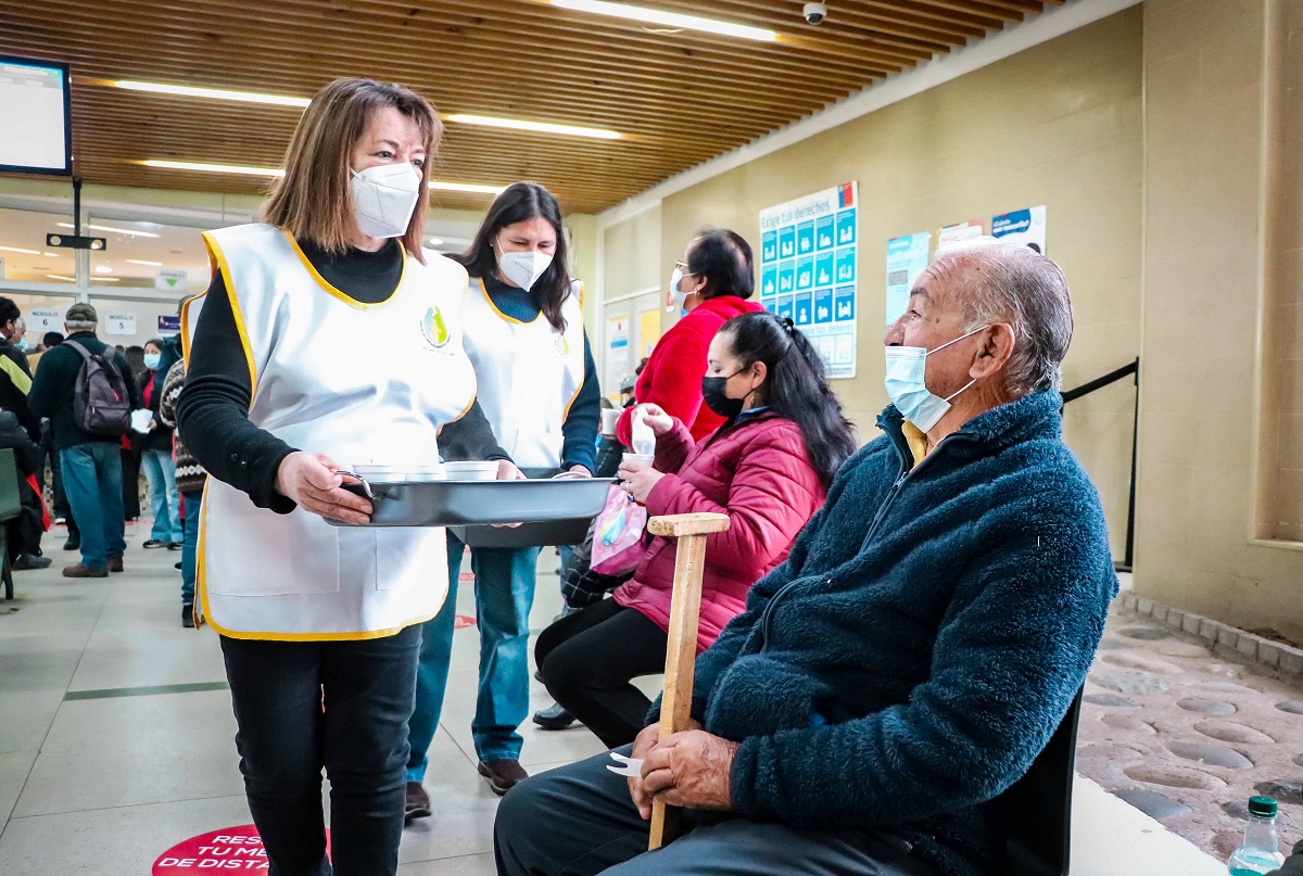VOLUNTARIOS ACOGEN CON DESAYUNOS A PACIENTES MIENTRAS ESPERAN SU ATENCIÓN EN EL HRLBO 2
