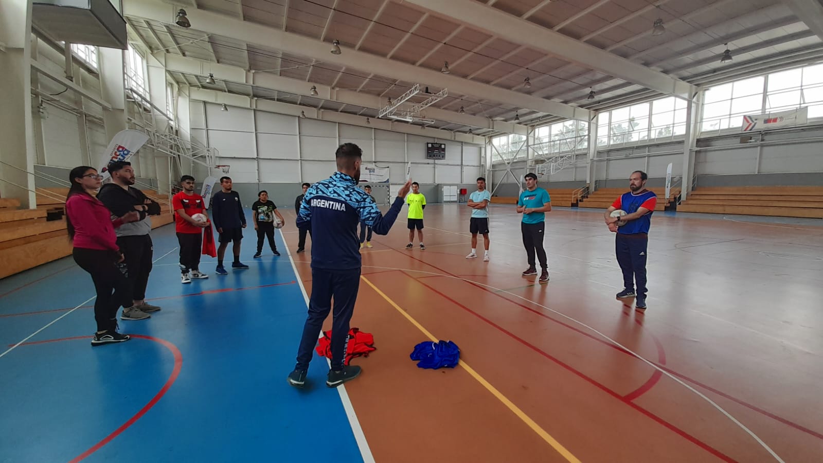 COACH ARGENTINO CAPACITÓ A ESTUDIANTES DE SANTO TOMÁS EN NETBALL 1