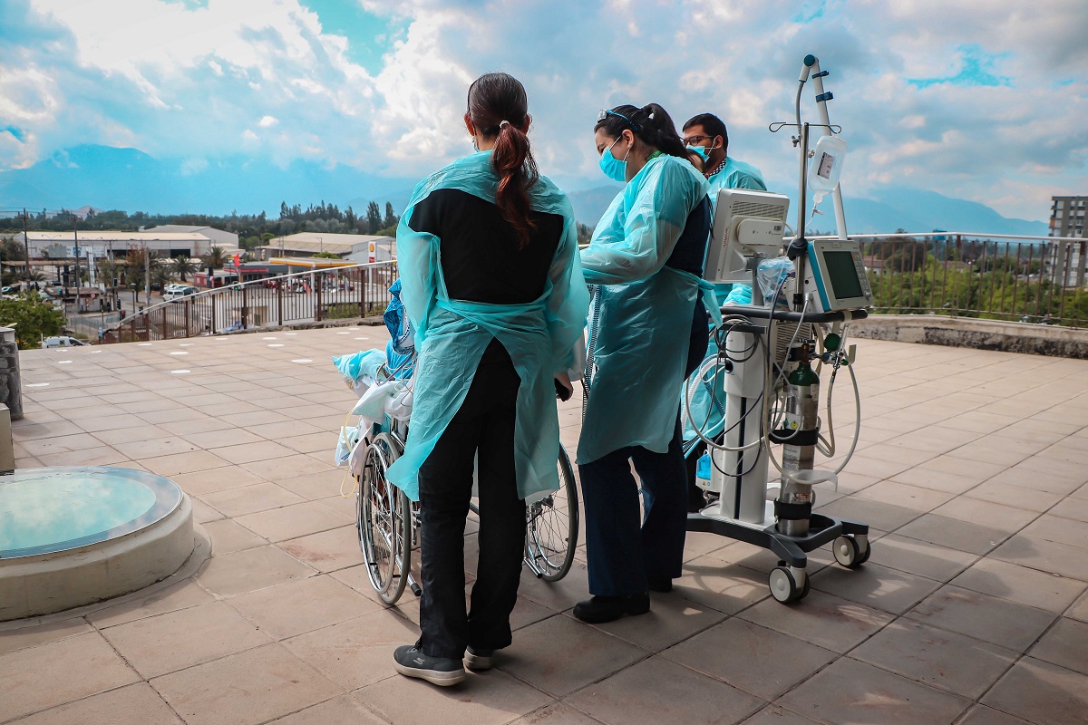 PACIENTES UCI RECIBEN ESTIMULACIÓN TERAPÉUTICA EN LOS JARDINES DEL HRLBO 2