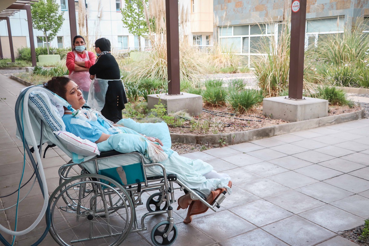 PACIENTES UCI RECIBEN ESTIMULACIÓN TERAPÉUTICA EN LOS JARDINES DEL HRLBO 3