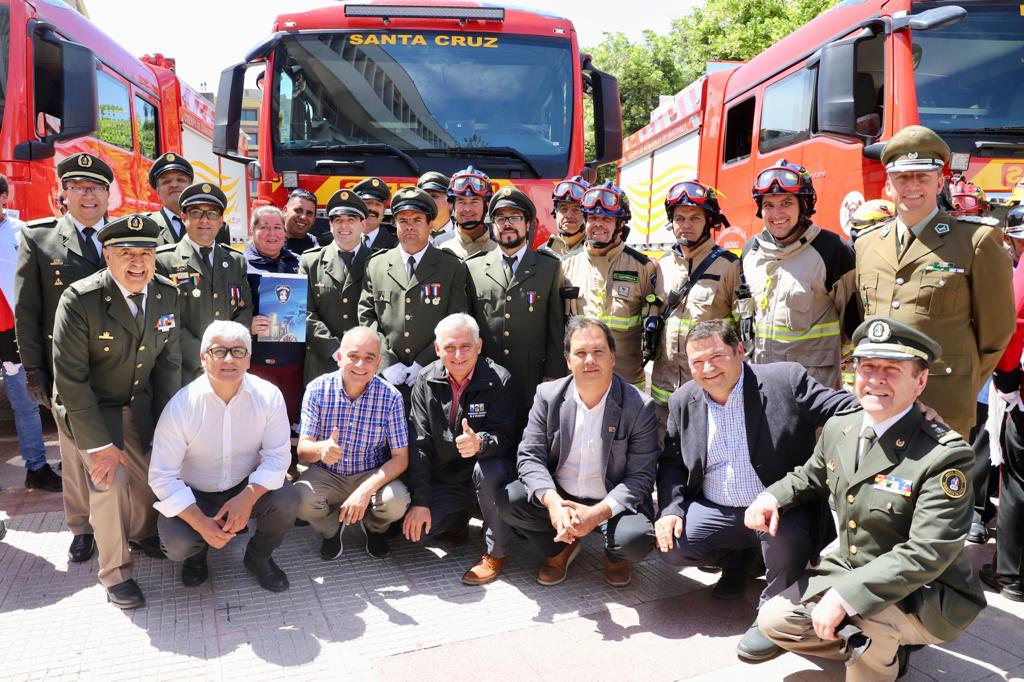 Gobernador Pablo Silva Amaya hizo entrega de cuatro carros bomba a Bomberos de OHigginsIMG 7820