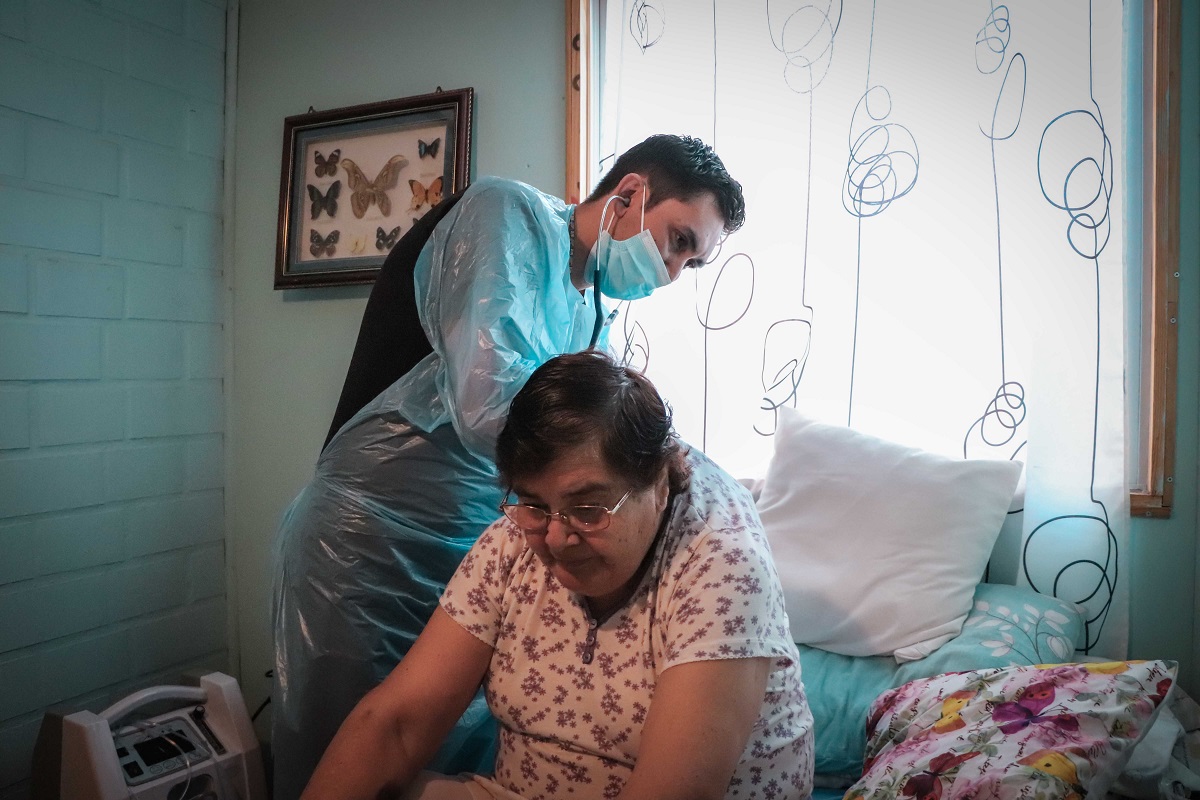 CÓMO ES EL TRABAJO KINESIOLÓGICO EN LA HOSPITALIZACIÓN DOMICILIARIA ESPECIALISTA DEL HRLBO ENTREGA DETALLES DE LA LABOR IMG 4653 copia 2