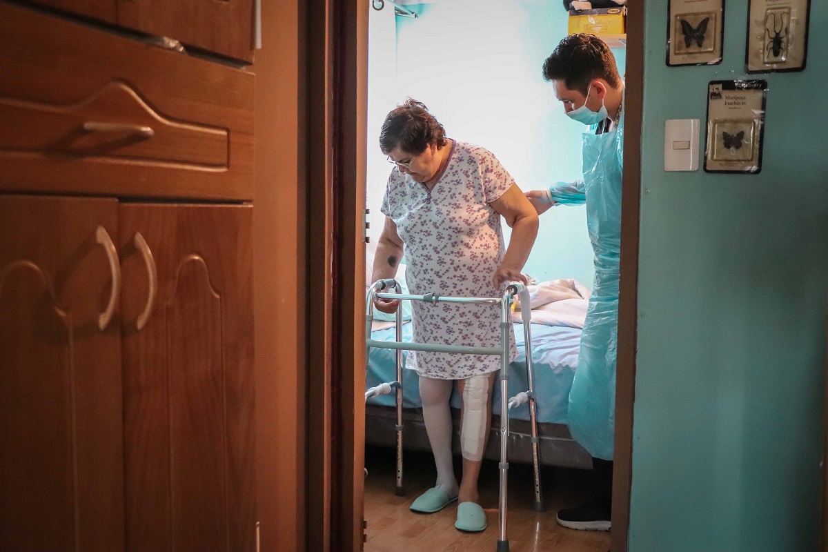 CÓMO ES EL TRABAJO KINESIOLÓGICO EN LA HOSPITALIZACIÓN DOMICILIARIA ESPECIALISTA DEL HRLBO ENTREGA DETALLES DE LA LABOR IMG 4653 copia 3