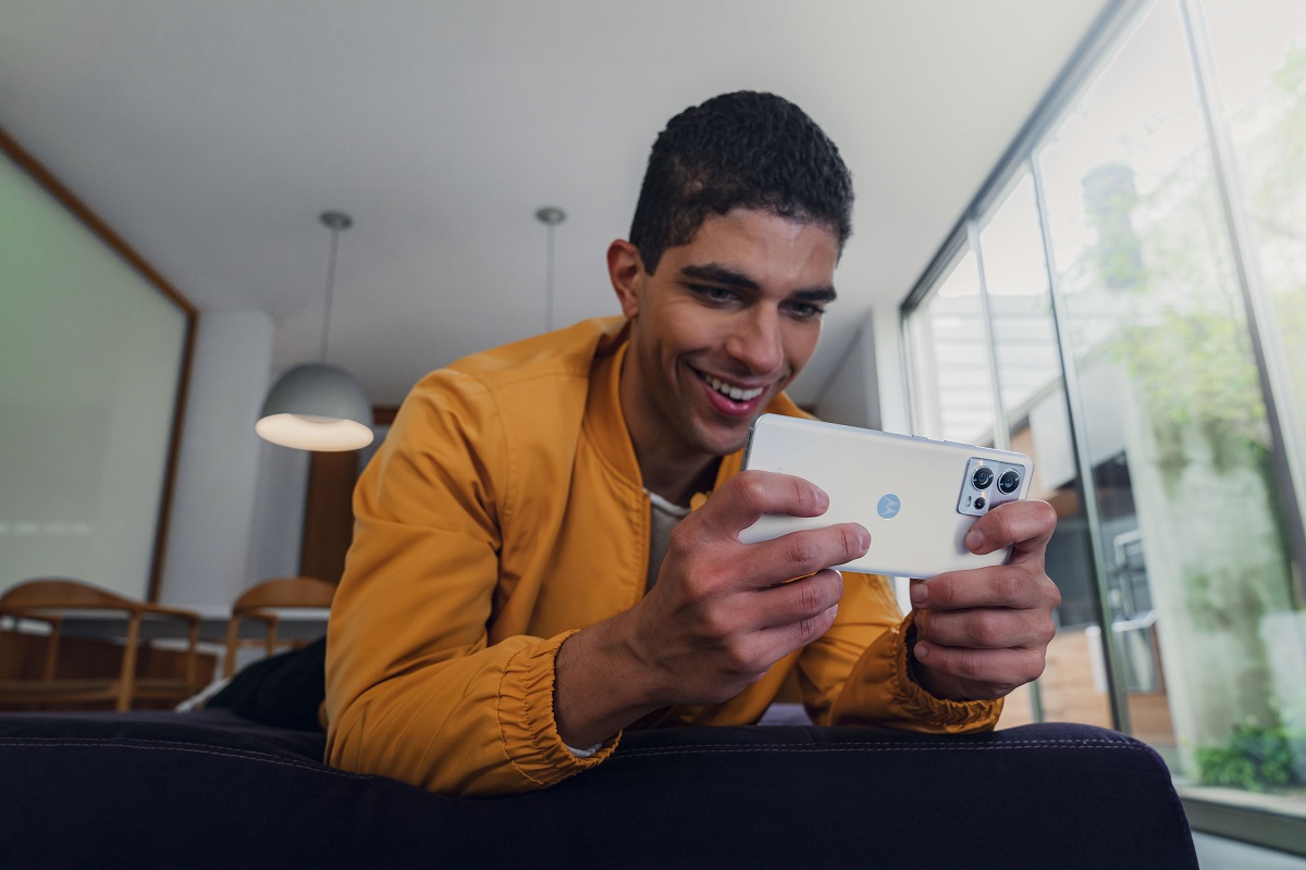 DESCUBRE A QUÉ HUELE UN MOTOROLA NUEVO