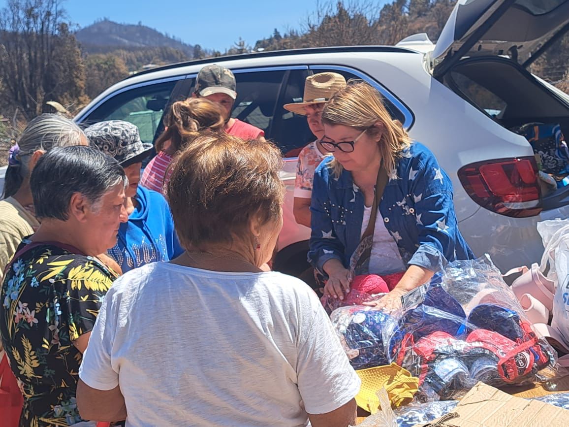 20 PERSONAS DE QUILLÓN RECIBIERON AYUDA DE COMITIVA DE PARTICULARES QUE VIAJARON DESDE SANTIAGO PARA ENTREGAR AYUDA Y COMPAÑÍA A QUIENES LO PERDIERON TODO 1