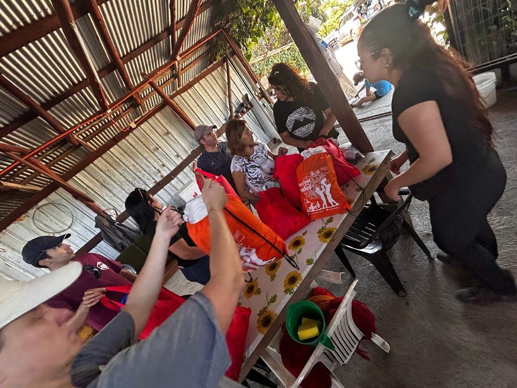 20 PERSONAS DE QUILLÓN RECIBIERON AYUDA DE COMITIVA DE PARTICULARES QUE VIAJARON DESDE SANTIAGO PARA ENTREGAR AYUDA Y COMPAÑÍA A QUIENES LO PERDIERON TODO 2