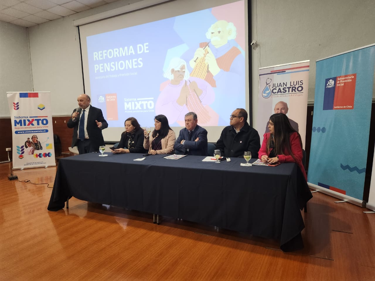 SENADOR JUAN LUIS CASTRO Y SEREMI DEL TRABAJO LIDERAN CONVERSATORIO SOBRE REFORMA PREVISIONAL Y LLAMAN A UN GRAN ACUERDO NACIONAL PARA MEJORAR LAS PENSIONES