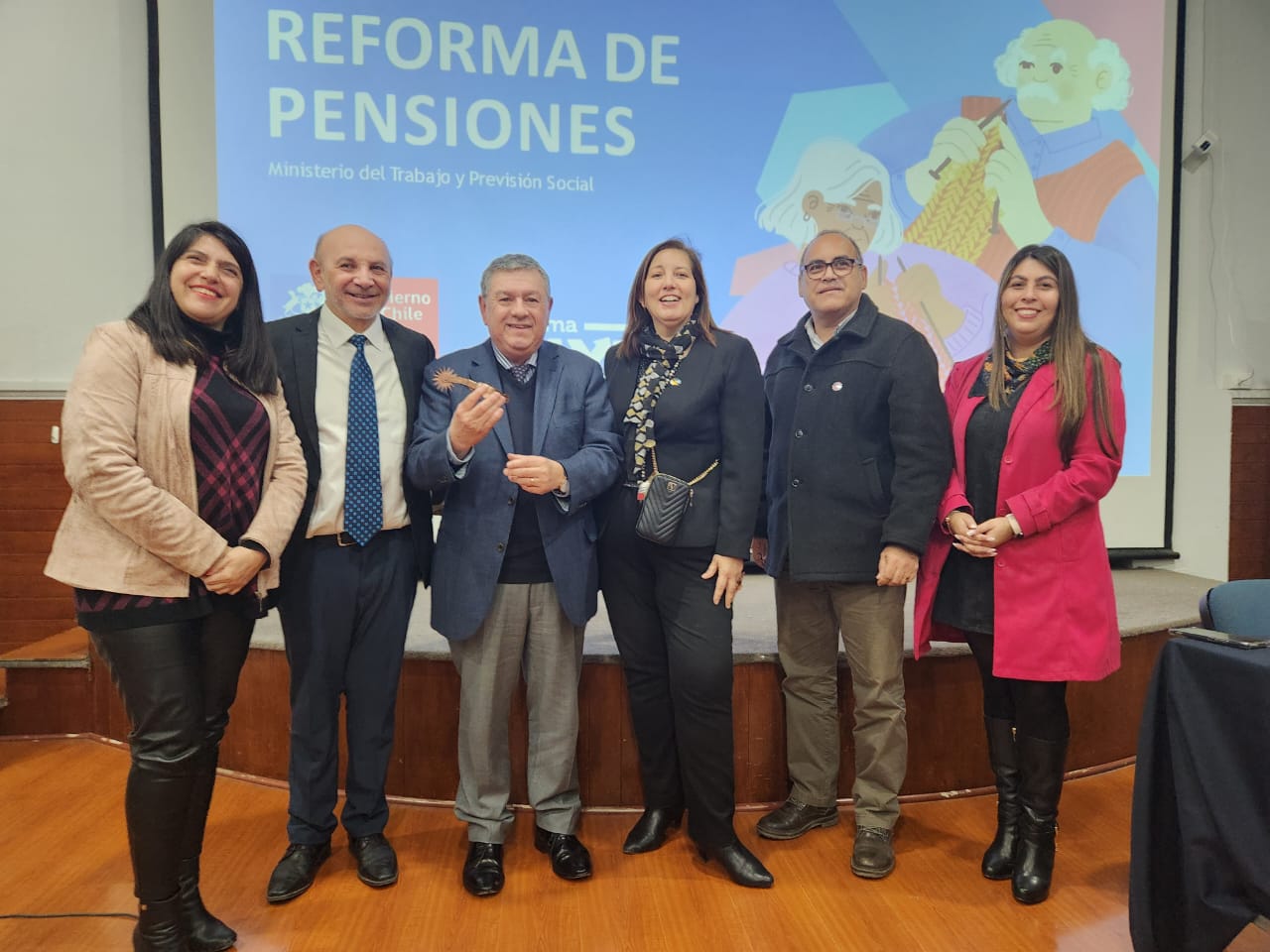 SENADOR JUAN LUIS CASTRO Y SEREMI DEL TRABAJO LIDERAN CONVERSATORIO SOBRE REFORMA PREVISIONAL Y LLAMAN A UN GRAN ACUERDO NACIONAL PARA MEJORAR LAS PENSIONES 4