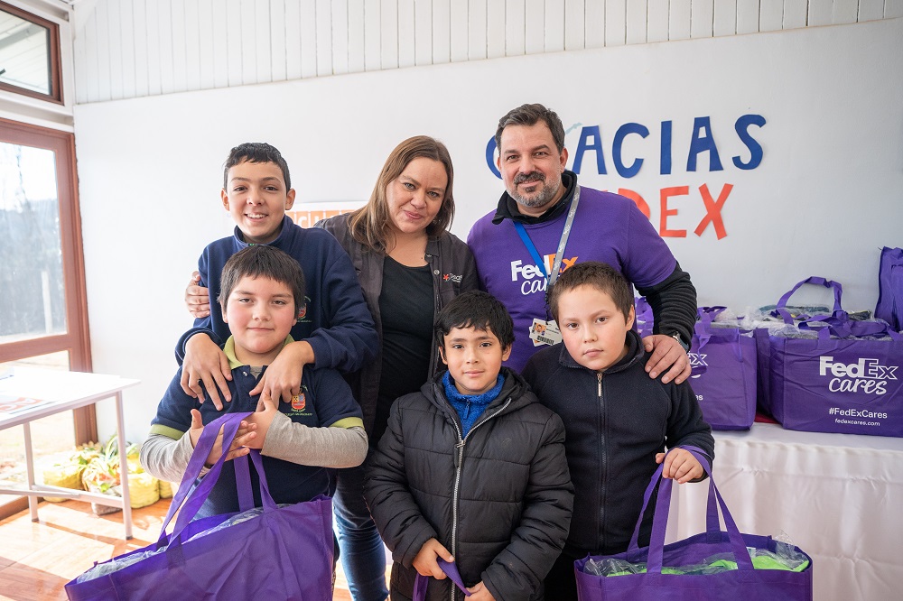 FEDEX EXPRESS ENTREGÓ MÁS DE 400 PARKAS NUEVAS A NIÑOS Y NIÑAS DE COLEGIOS AFECTADOS POR LOS INCENDIOS FORESTALES EN CHILE 1