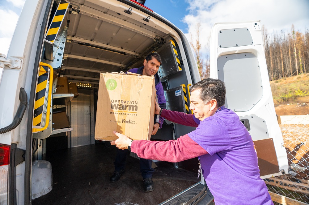 FEDEX EXPRESS ENTREGÓ MÁS DE 400 PARKAS NUEVAS A NIÑOS Y NIÑAS DE COLEGIOS AFECTADOS POR LOS INCENDIOS FORESTALES EN CHILE 2