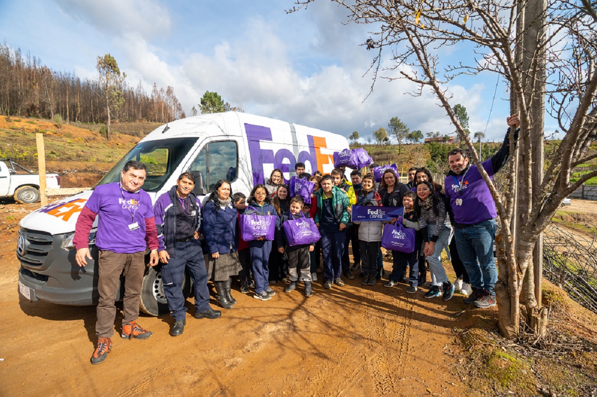 FEDEX EXPRESS ENTREGÓ MÁS DE 400 PARKAS NUEVAS A NIÑOS Y NIÑAS DE COLEGIOS AFECTADOS POR LOS INCENDIOS FORESTALES EN CHILE 3