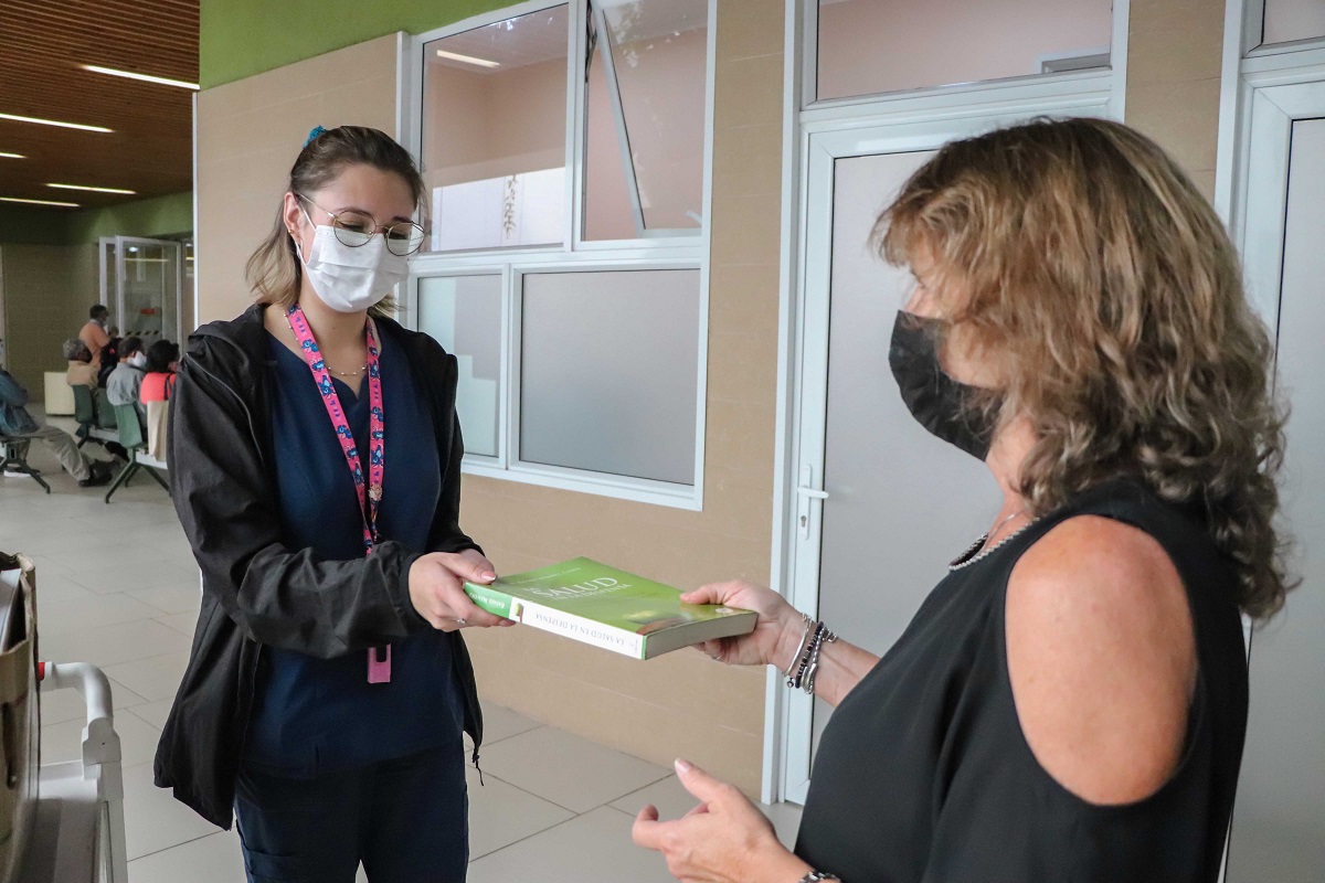 Acciones altruistas Donan libros de lectura al Hospital Regional 2