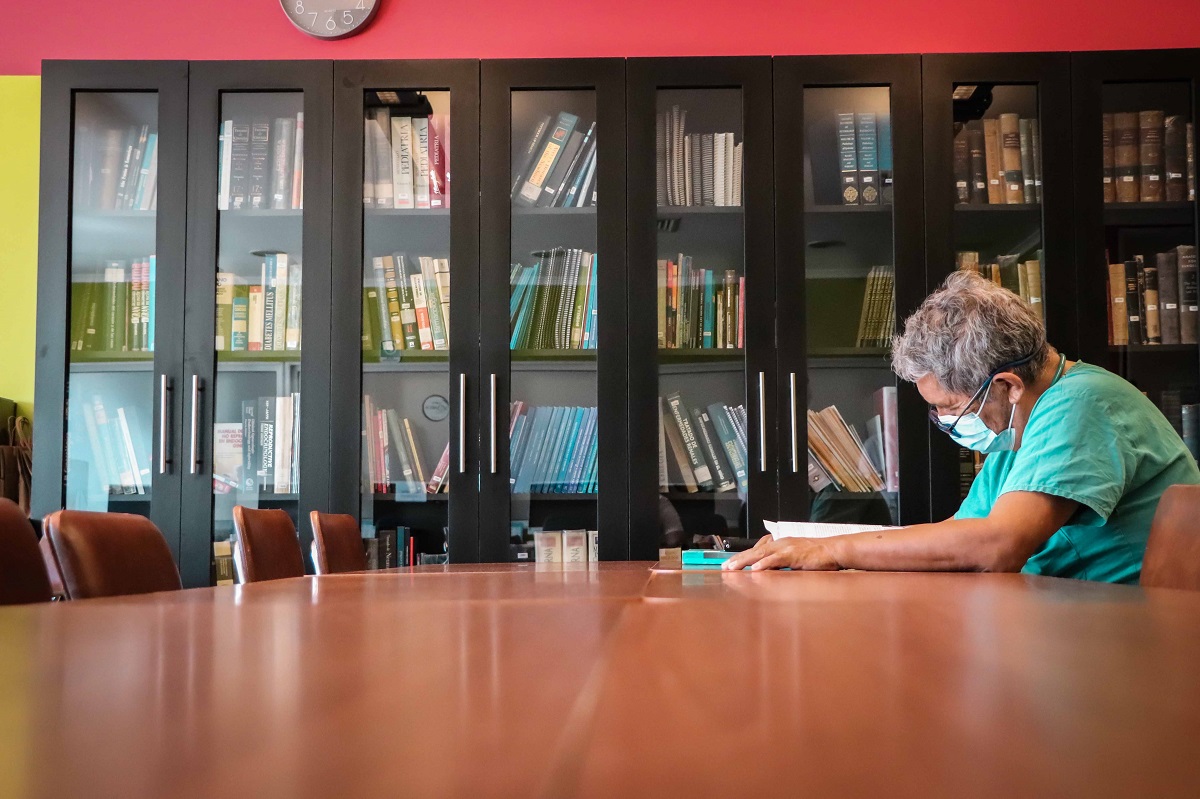 SOCIEDAD MÉDICA ABRE DEPENDENCIAS DE LA BIBLIOTECA PARA FUNCIONARIOS DEL HOSPITAL REGIONAL