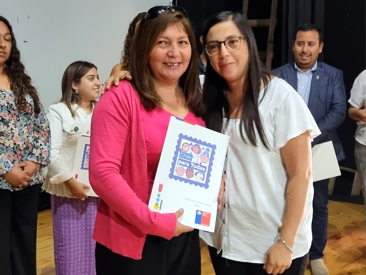 BIENES NACIONALES ENTREGA TÍTULOS DE DOMINIO A 39 BENEFICIARIAS DE COLCHAGUA EN EL MES DE LA MUJER ENTREGA DE TITULO DELEGADA COLCHAGUA Y BENEFICIARIA