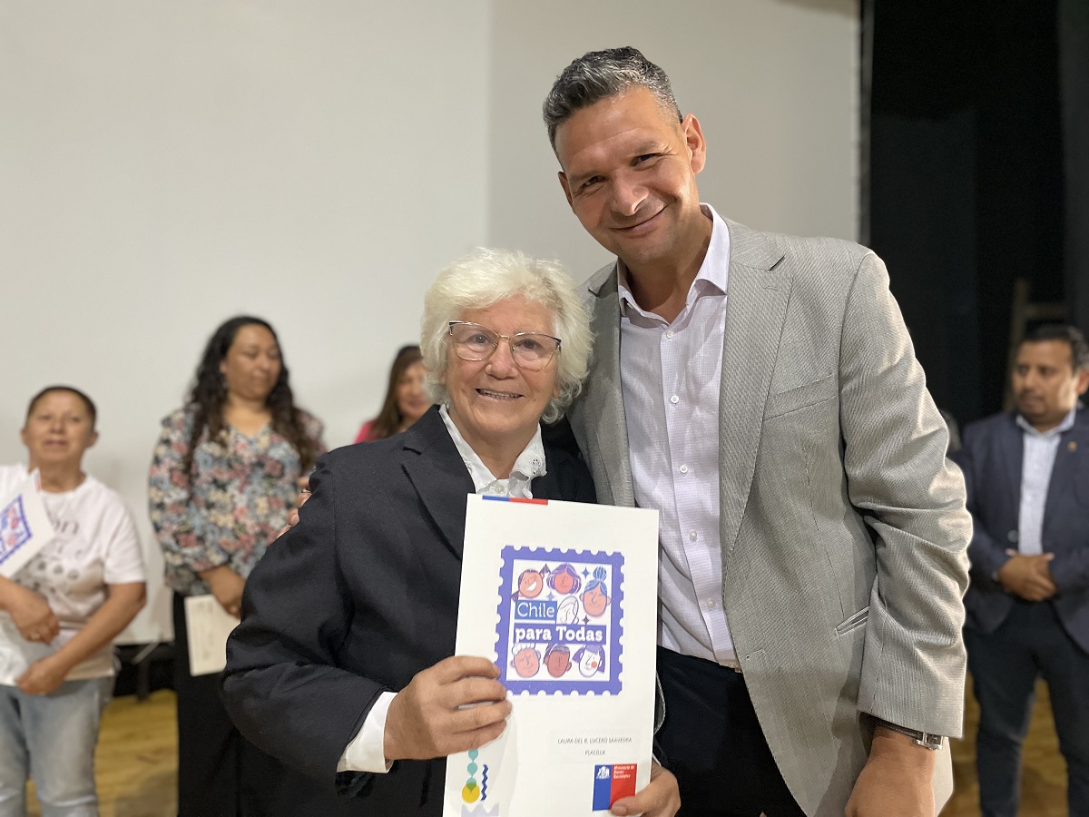 BIENES NACIONALES ENTREGA TÍTULOS DE DOMINIO A 39 BENEFICIARIAS DE COLCHAGUA EN EL MES DE LA MUJER ENTREGA DE TITULO SEREMI Y BENEFICIARIA