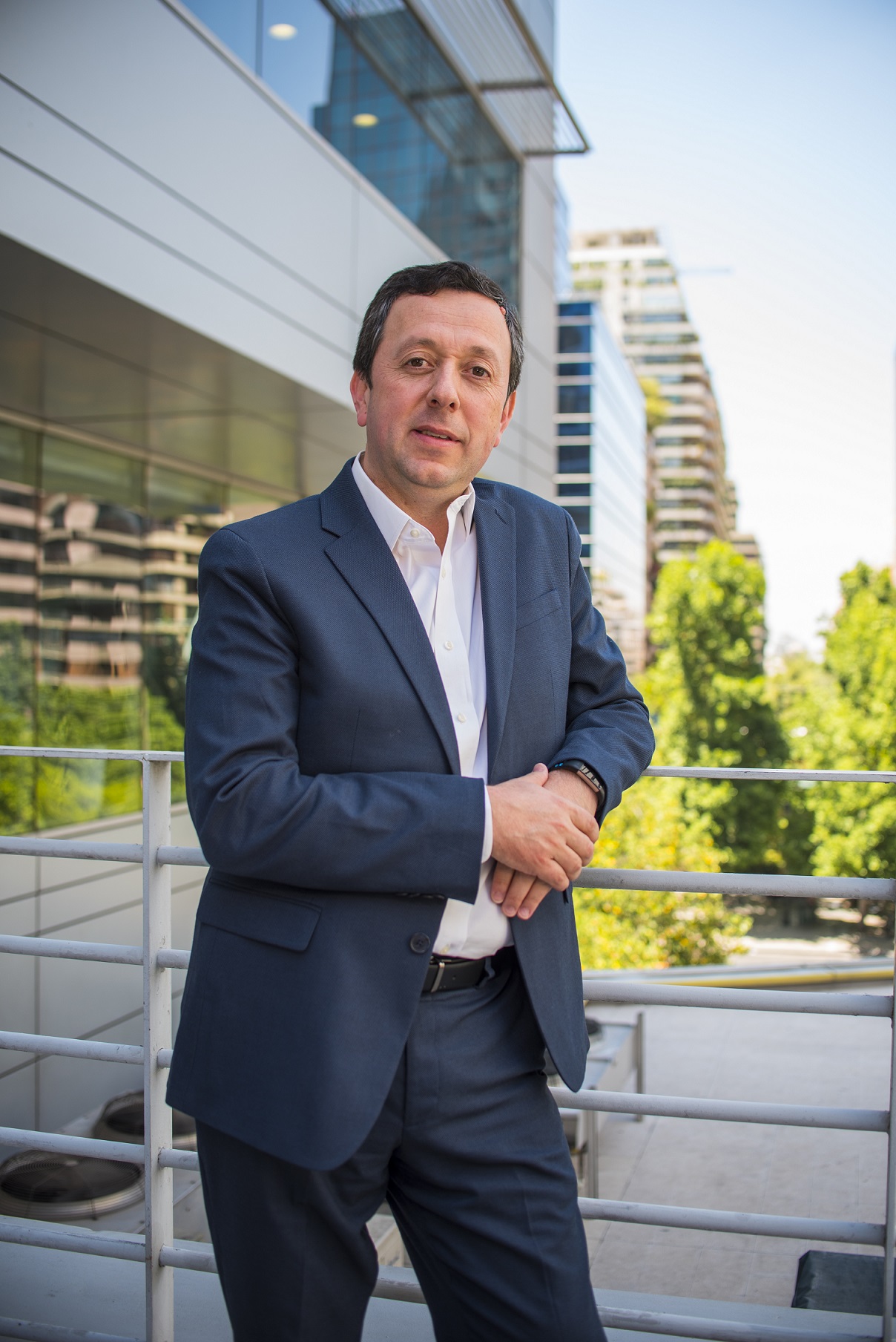 APLICACIONES INTEROPERABILIDAD Y SIMPLICIDAD EL TRÁNSITO QUE RECORRE LA NUBE EN CHILE Victor Toscanini Gerente de Tecnología e Ingeniería de Cisco Chile 1