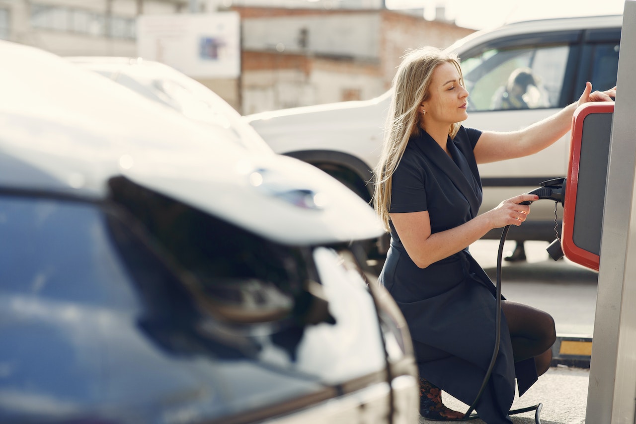 Forman la primera mesa de seguros colaborativa para avanzar en servicios de electromovilidad