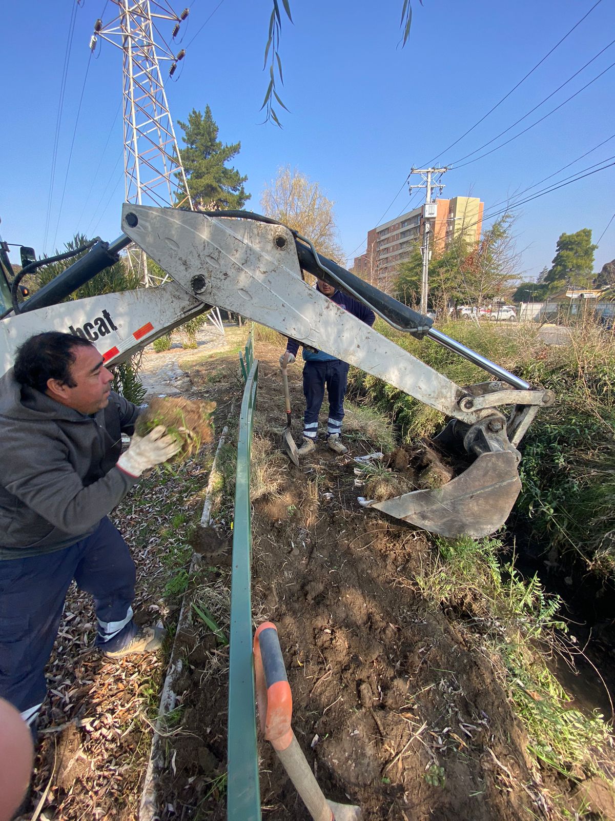 MUNICIPALIDAD DE RANCAGUA CONTINÚA CON TRABAJOS DE LIMPIEZA PREVENTIVOS EN LA CIUDAD 3 4